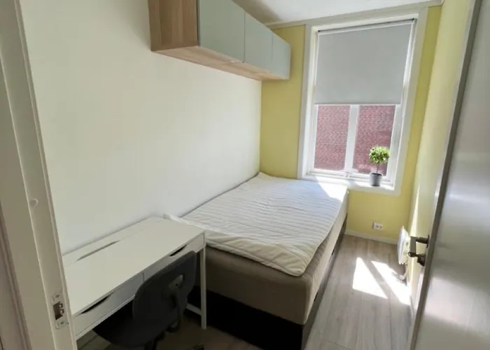 4 Bedroom In דירה